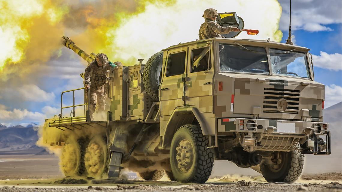 PCL-09 122mm self-propelled artillery erupts in blinding flash