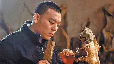 Young artisan preserves 300-year-old wood carving craft in N China's Hebei